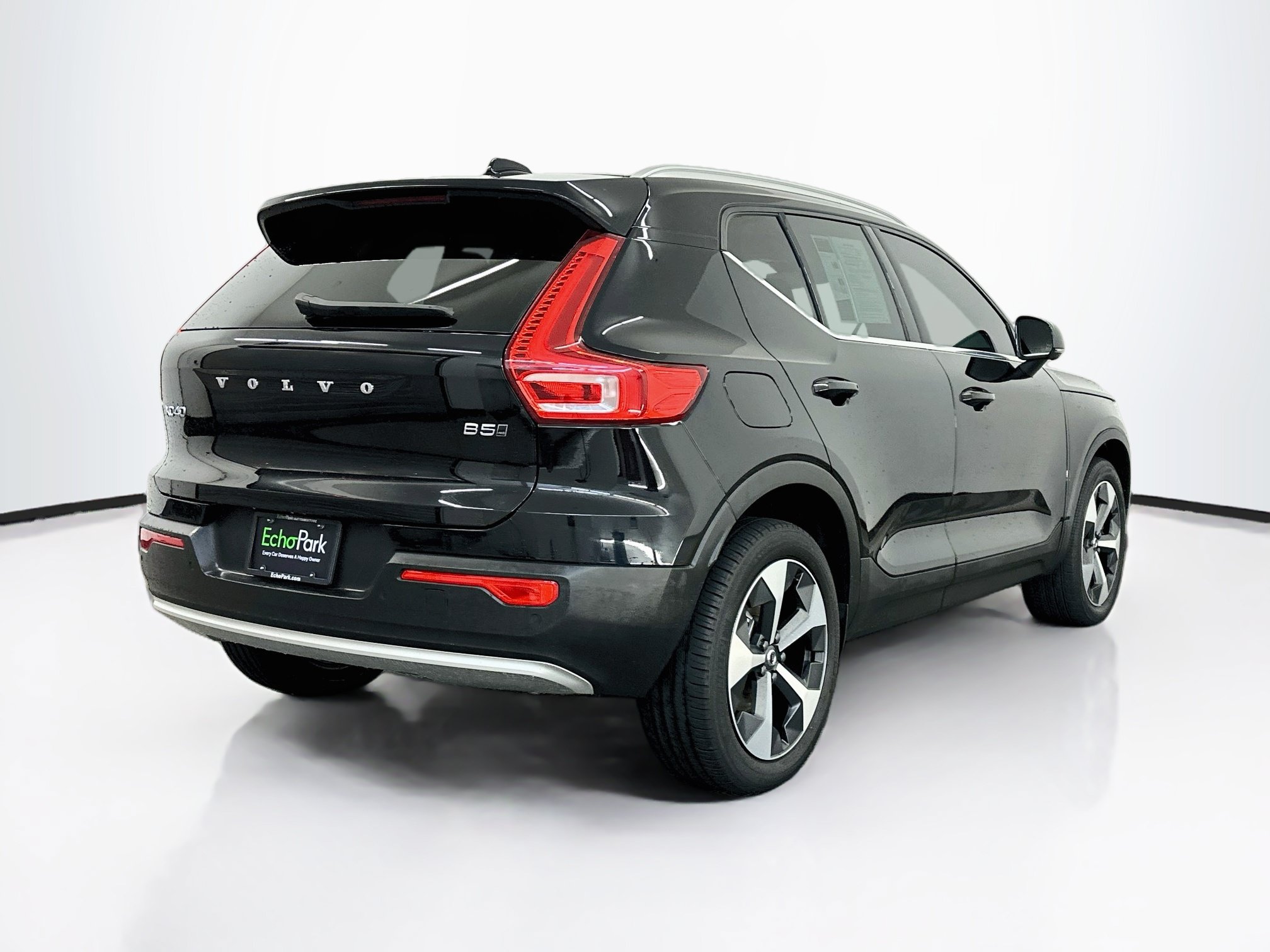 Used 2025 Volvo XC40 B5 Plus AWD/4WD image 9