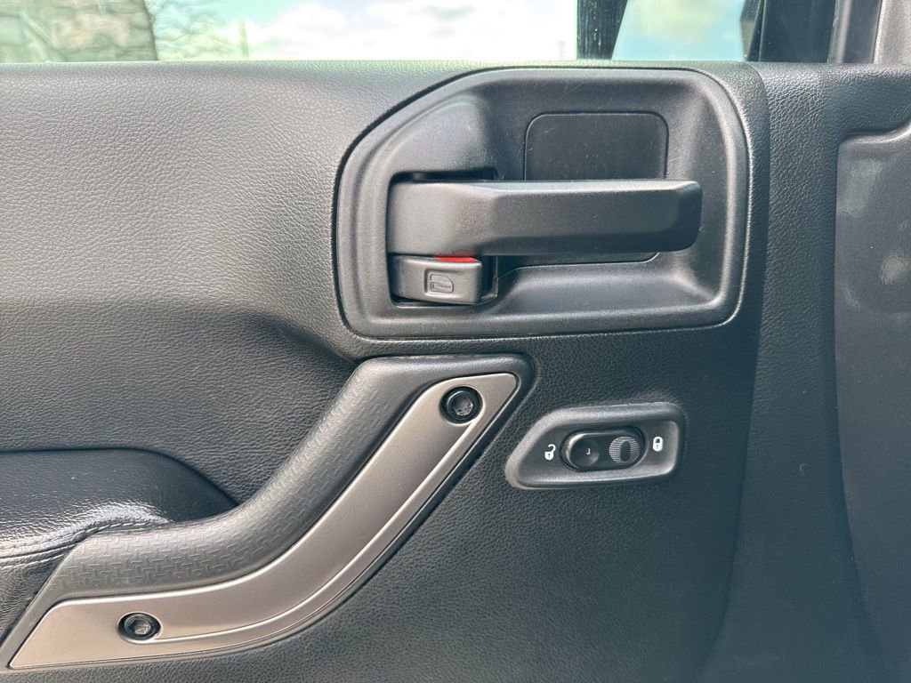 Used 2018 Jeep Wrangler Unlimited Sahara image 11