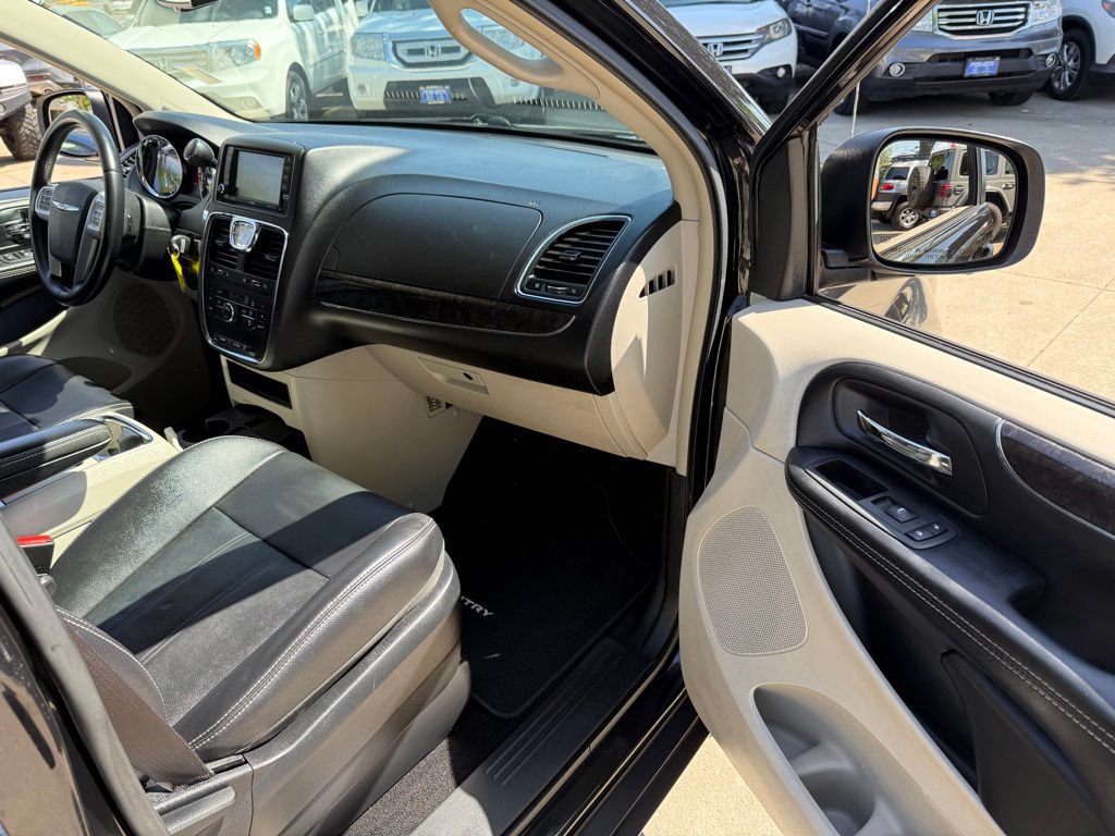 Used 2014 Chrysler Town & Country Touring FWD image 17