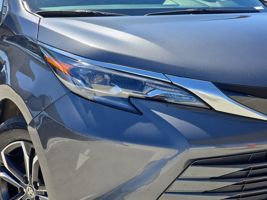 Used 2025 Toyota Sienna Platinum AWD/4WD image 34