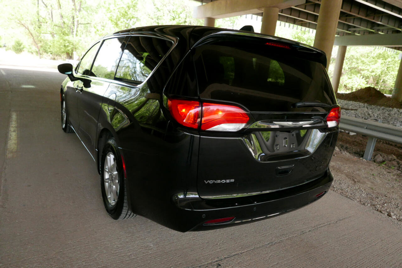 Used 2022 Chrysler Voyager LX image 30