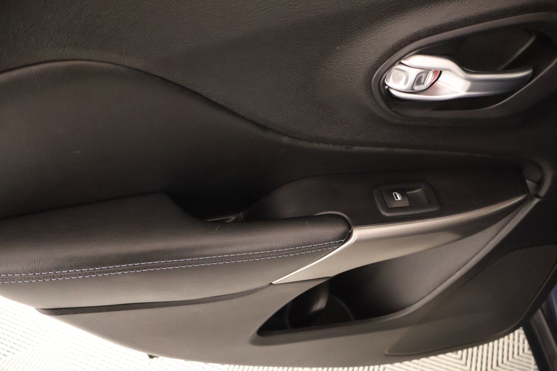 Used 2020 Jeep Cherokee Latitude w/ Cold Weather Group image 16