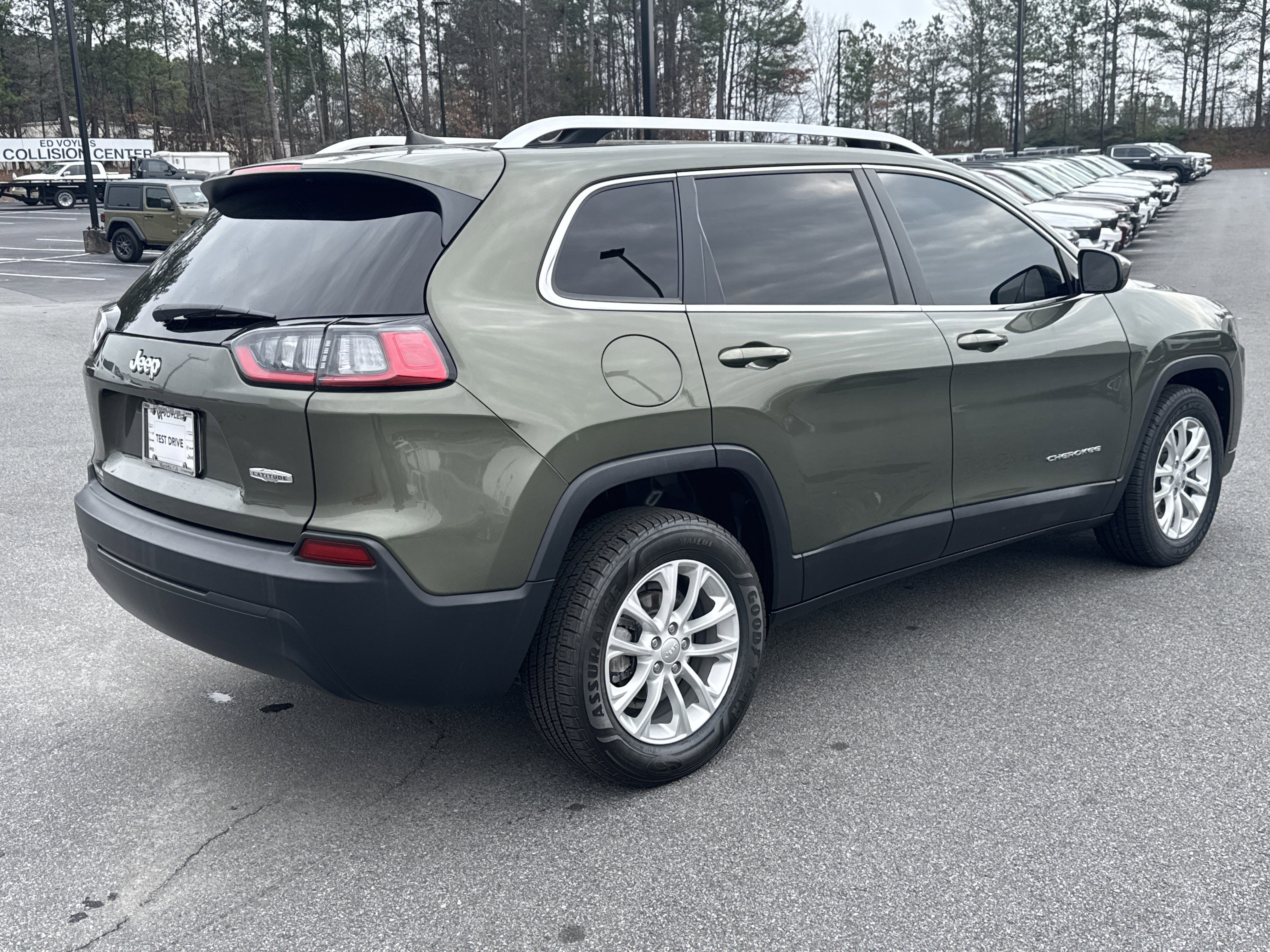 Used 2019 Jeep Cherokee Latitude w/ Popular Appearance Group image 3