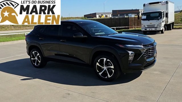 Used 2025 Chevrolet Trax RS w/ Sunroof Package FWD image 2