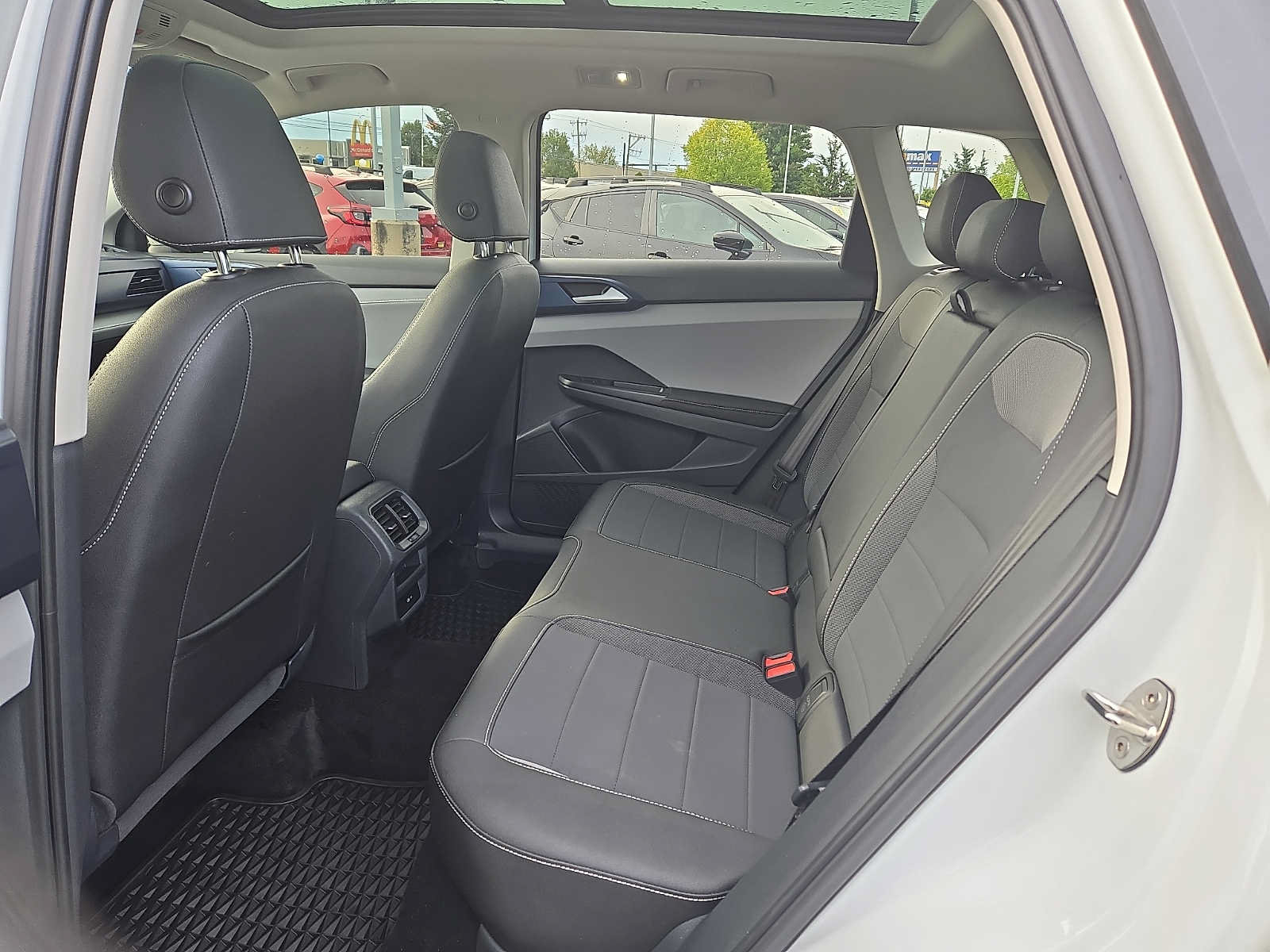 Used 2024 Volkswagen Taos SE w/ Panoramic Sunroof Package AWD/4WD image 10