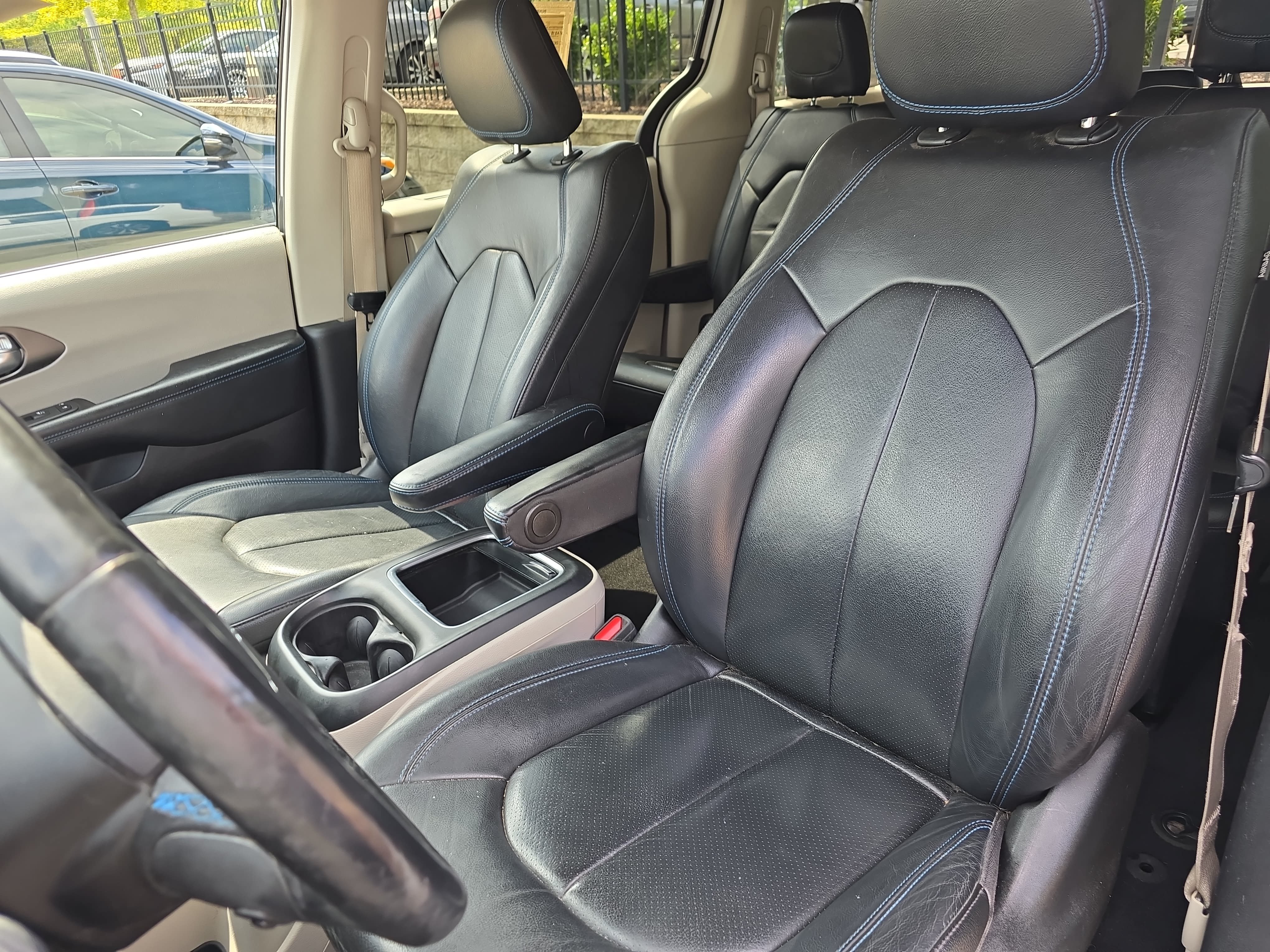 Used 2021 Chrysler Pacifica Touring-L FWD image 15