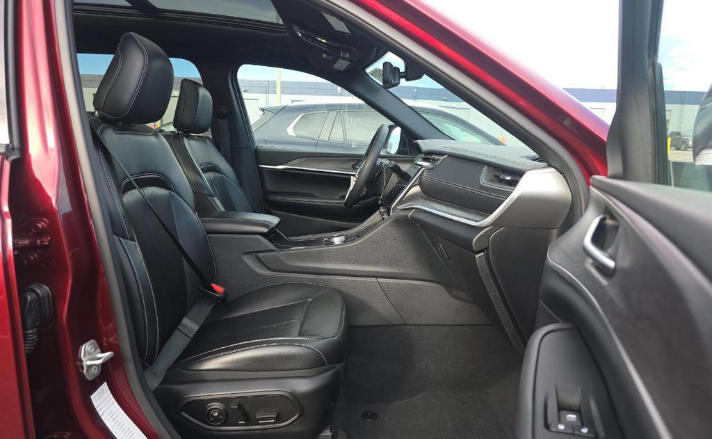 Used 2024 Jeep Grand Cherokee L Limited w/ Luxury Tech Group II image 7