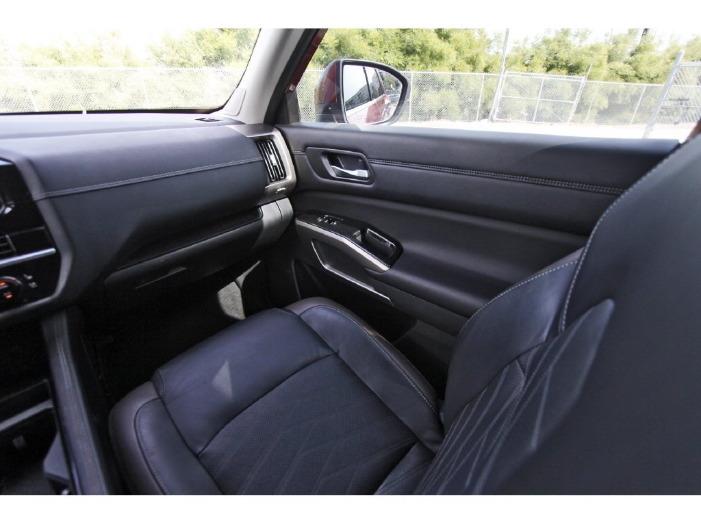 Used 2023 Nissan Pathfinder Platinum w/ Lighting Package (N93) FWD image 11