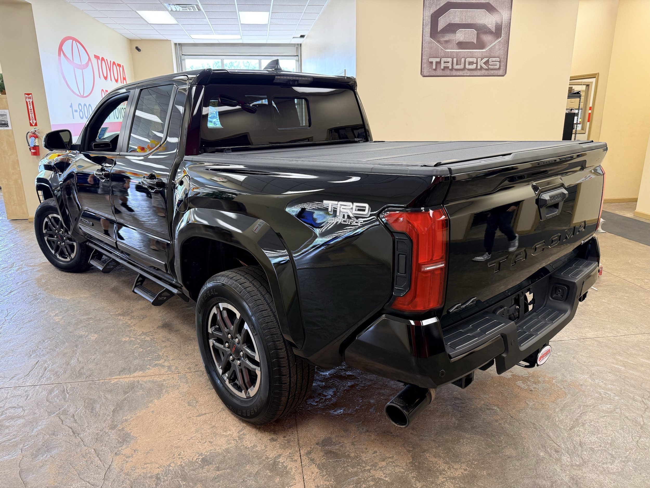 Used 2024 Toyota Tacoma TRD Sport w/ TRD Sport Premium Package AWD/4WD image 3