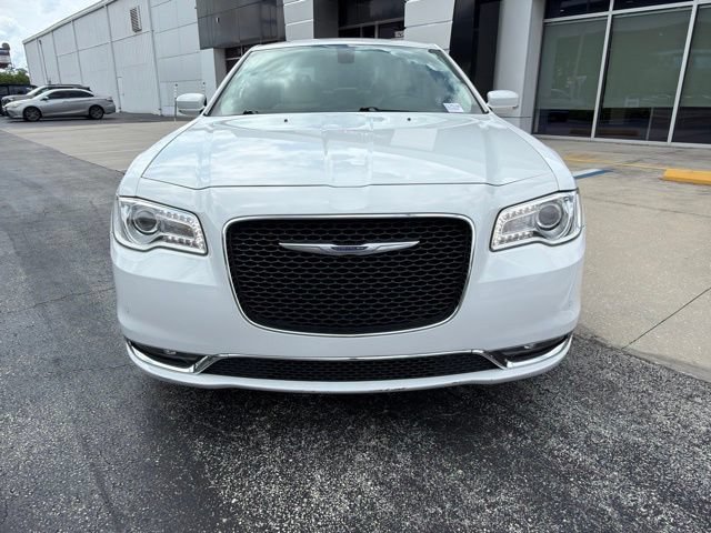 Used 2019 Chrysler 300 Touring L w/ Quick Order Package 22F RWD image 2