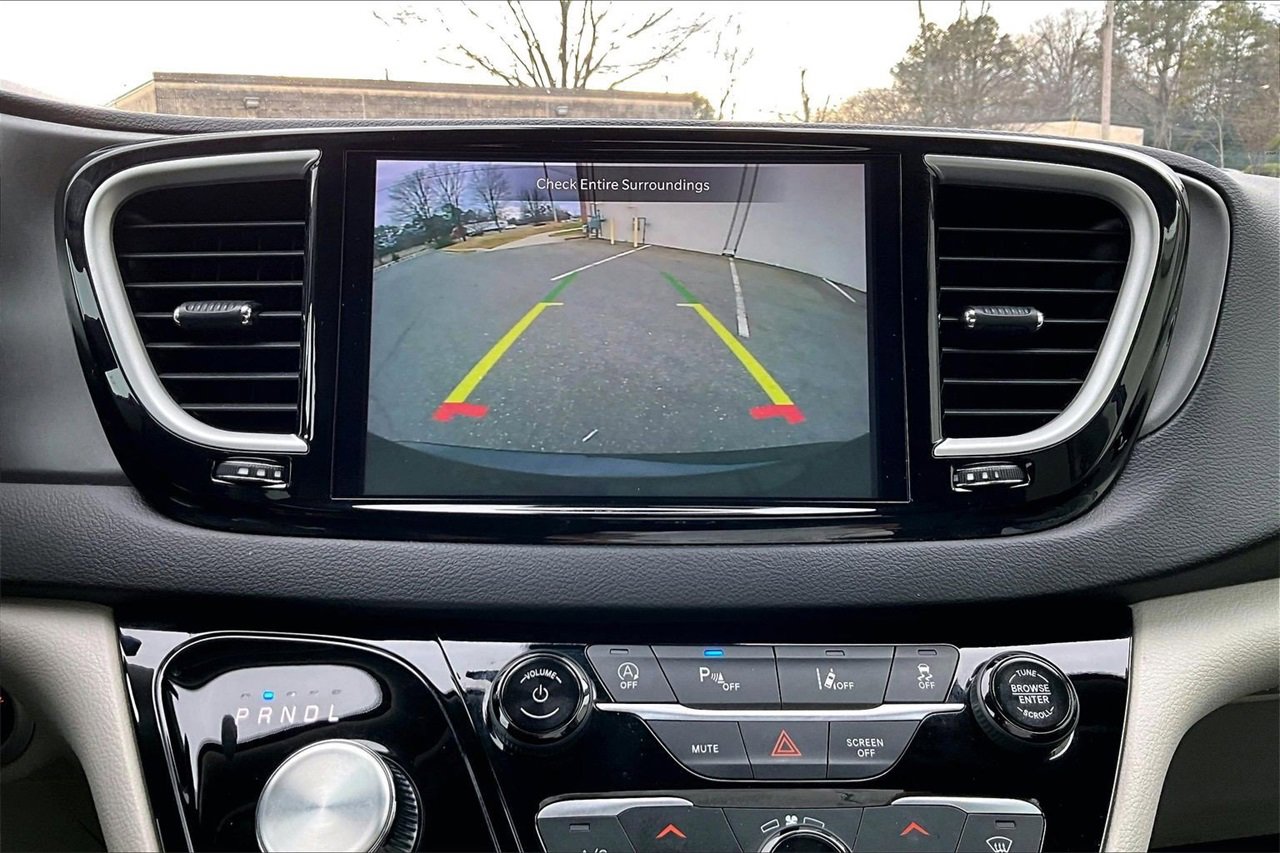 Certified 2024 Chrysler Pacifica Touring-L image 13