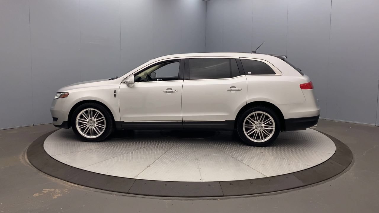 Used 2015 Lincoln MKT AWD image 2