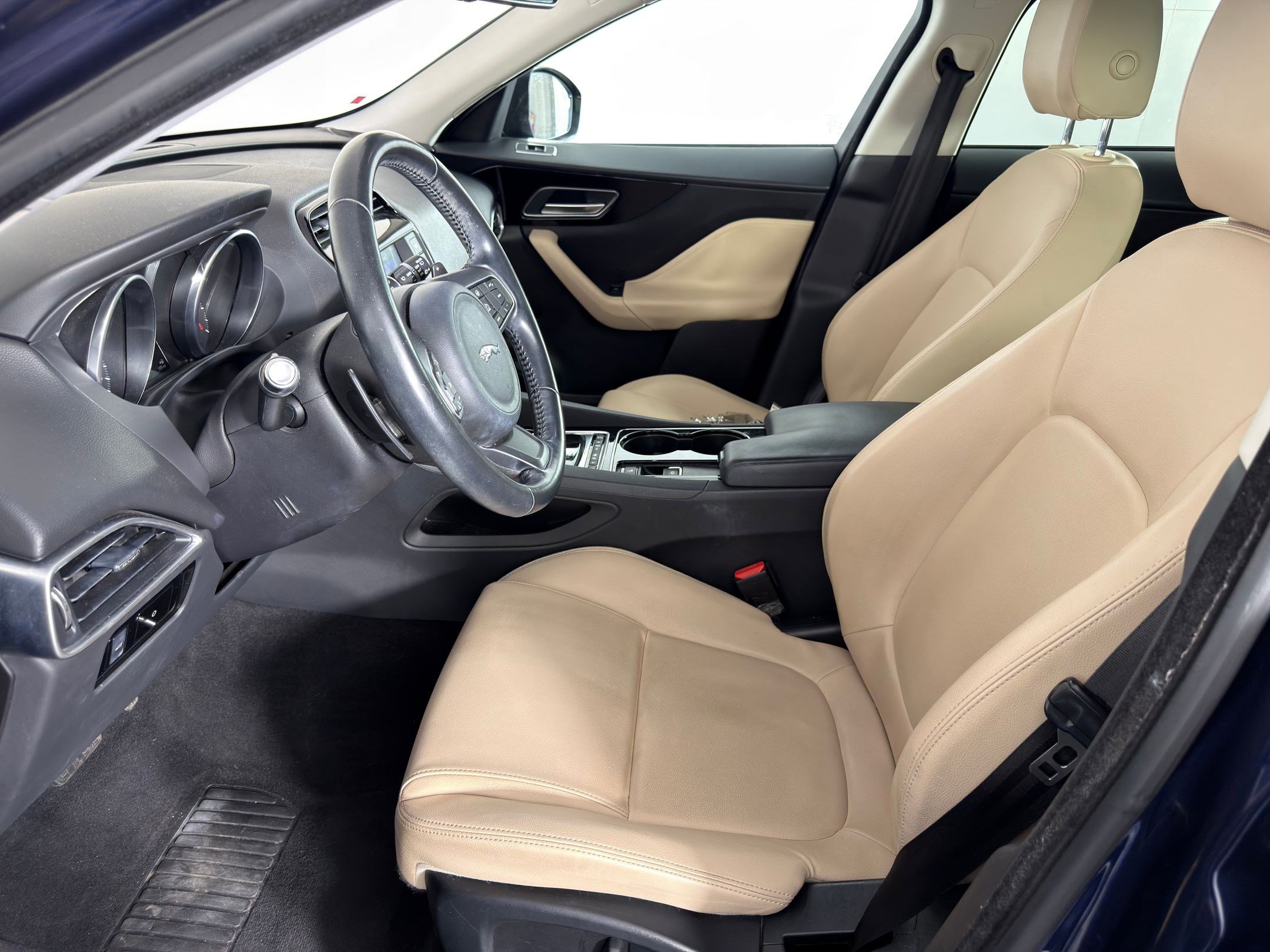 Used 2017 Jaguar F-PACE Premium image 5