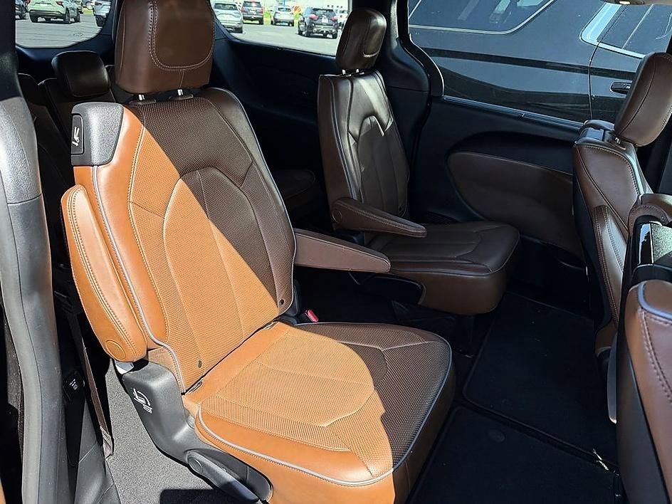 Used 2019 Chrysler Pacifica Limited w/ Tire & Wheel Group FWD image 7