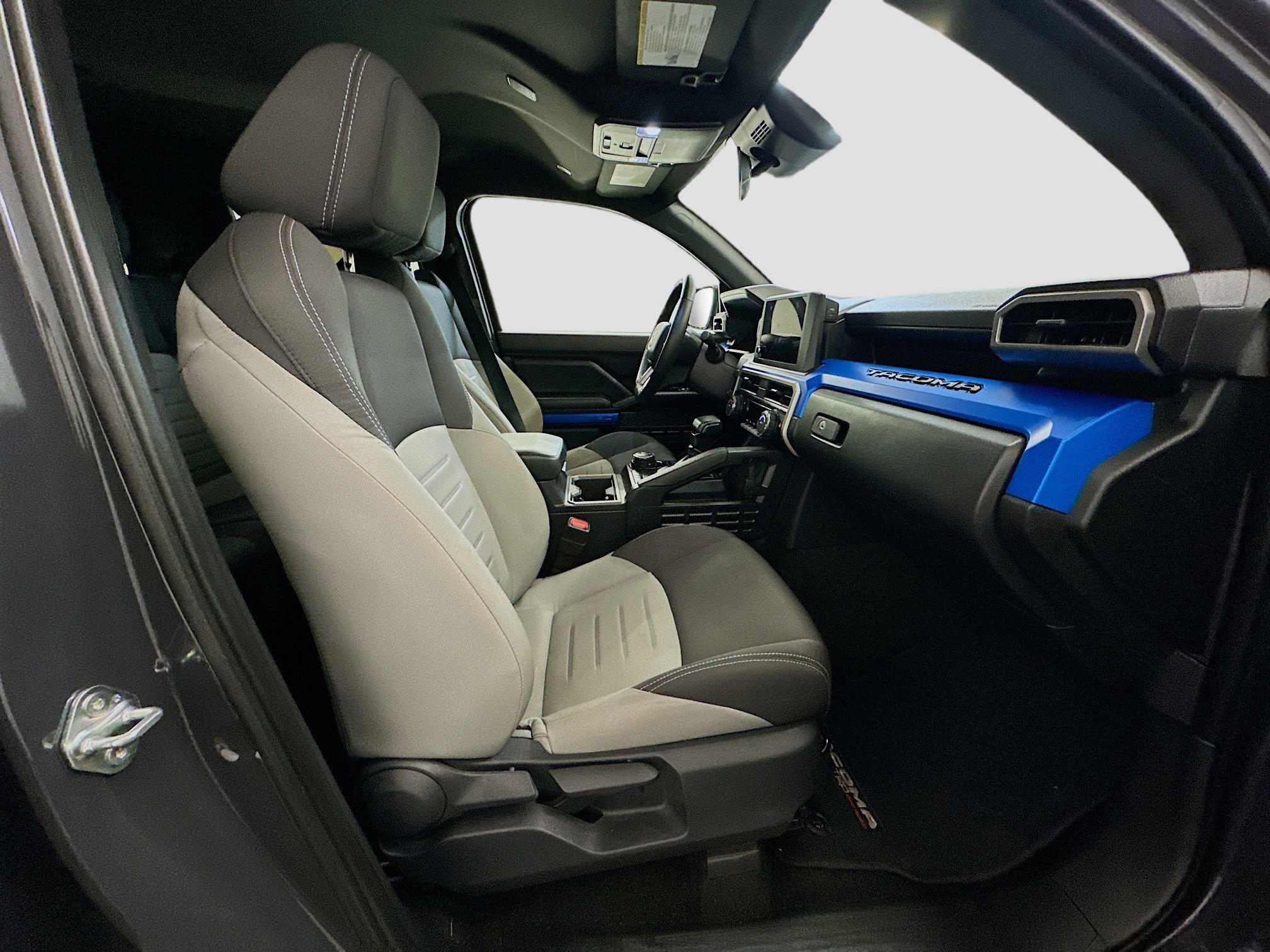 Used 2025 Toyota Tacoma TRD Off-Road image 32