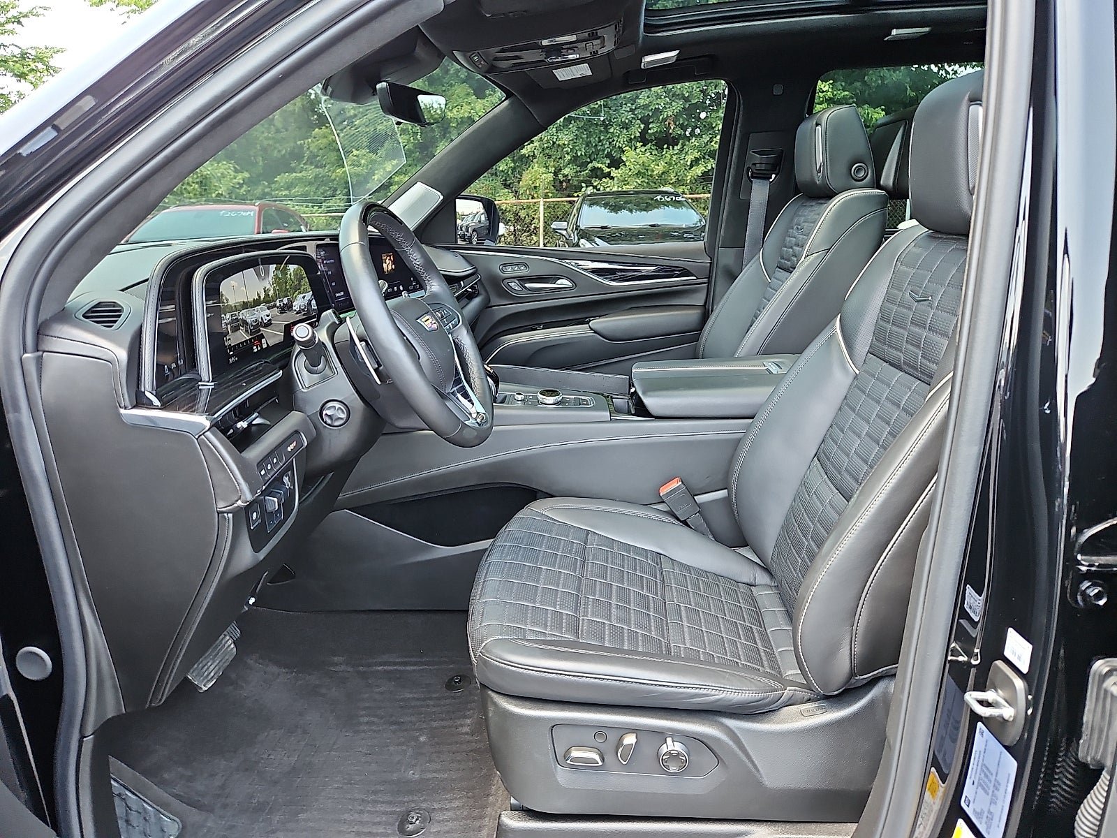 Certified 2024 Cadillac Escalade V w/ LPO, ONYX Package AWD/4WD image 17