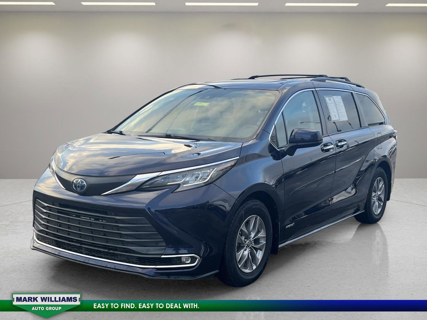 Used 2021 Toyota Sienna XLE image 3