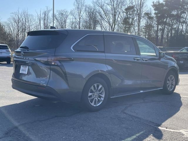 Used 2025 Toyota Sienna XLE image 5