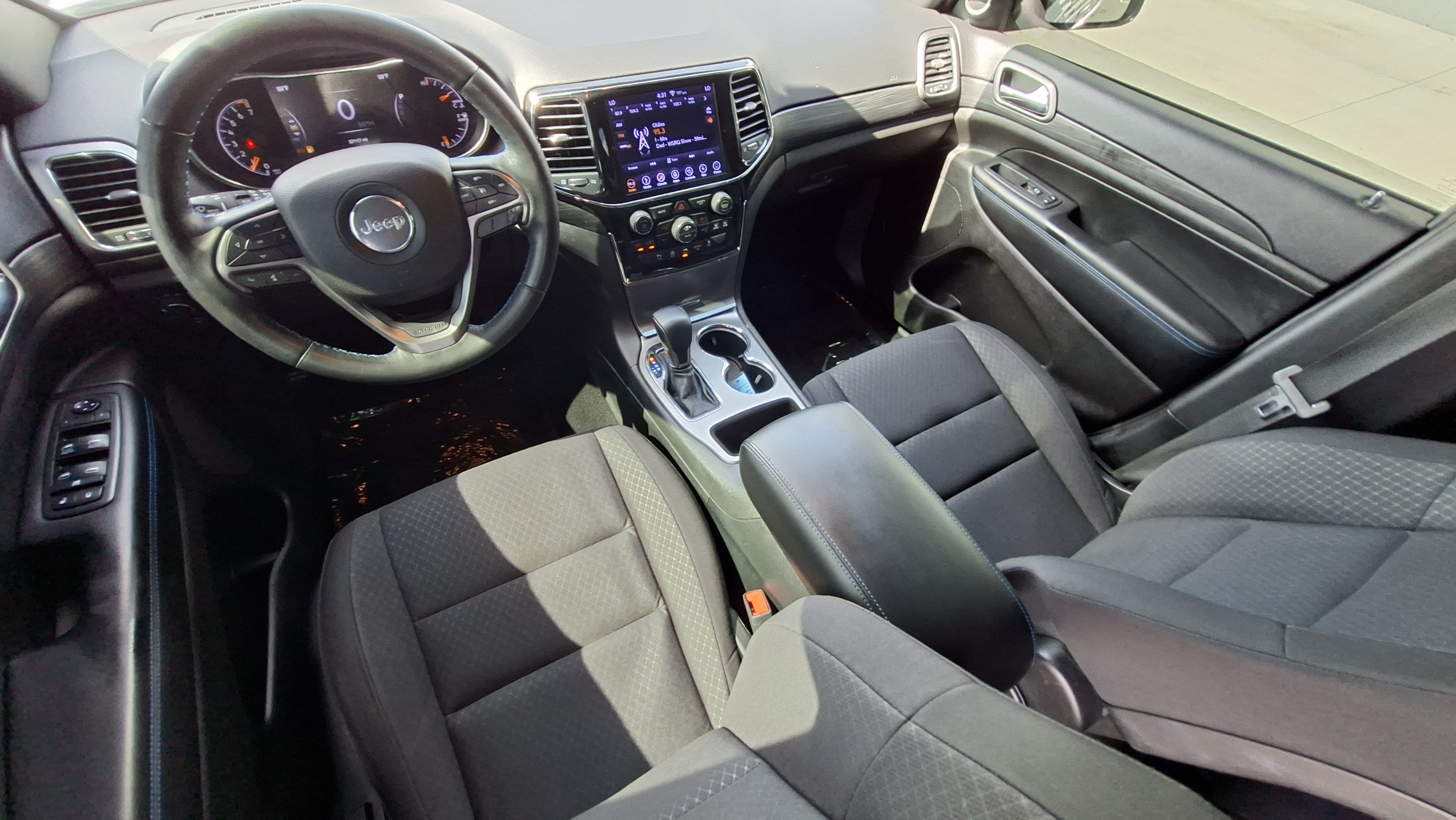 Used 2019 Jeep Grand Cherokee Laredo RWD image 19