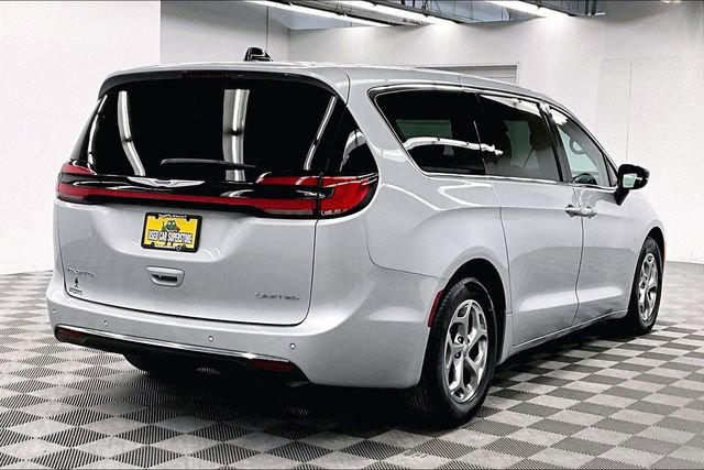 Used 2024 Chrysler Pacifica Limited image 13