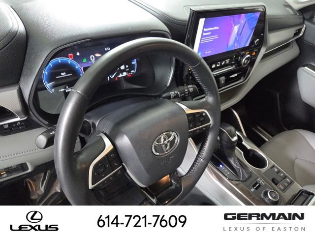 Used 2024 Toyota Highlander Platinum image 17