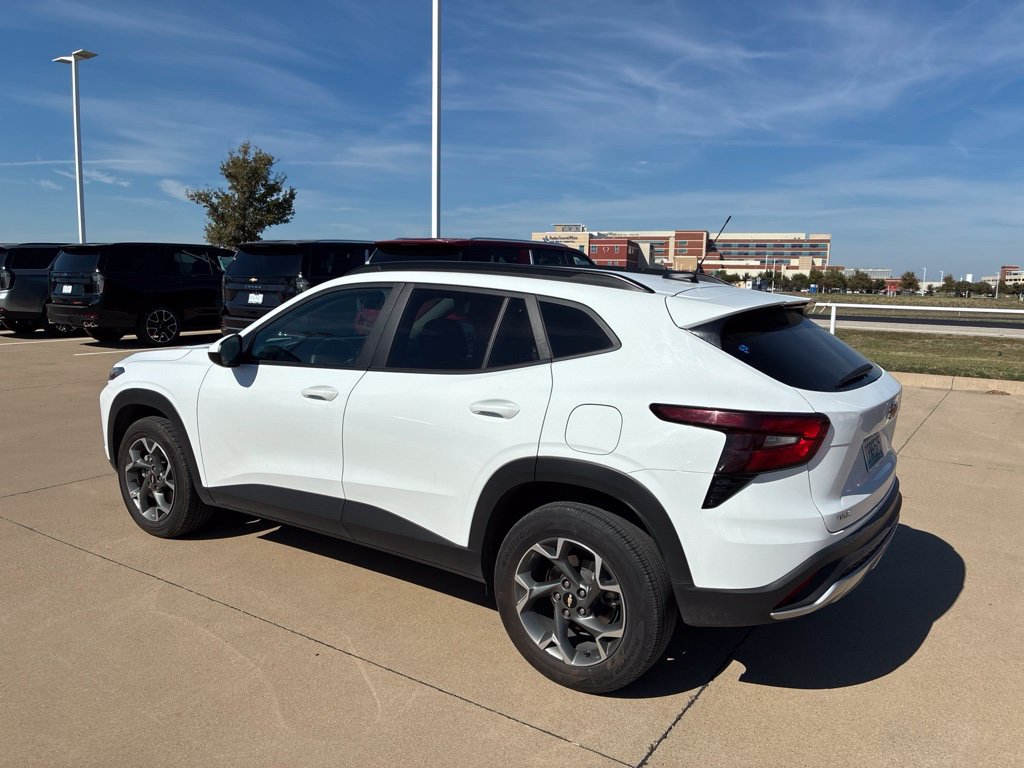 Used 2025 Chevrolet Trax LT FWD image 3