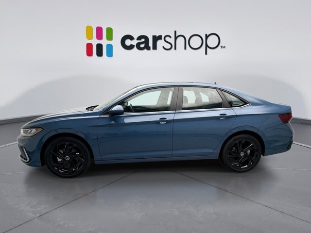 Used 2025 Volkswagen Jetta SE FWD image 2