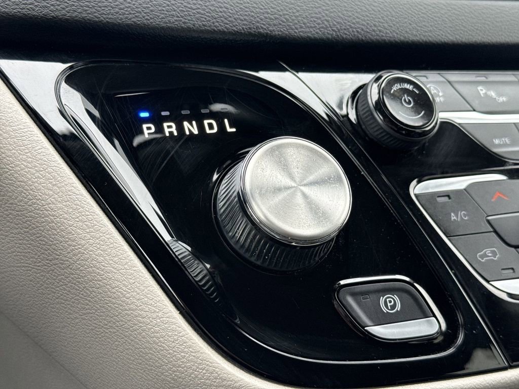 Used 2023 Chrysler Pacifica Touring-L image 21