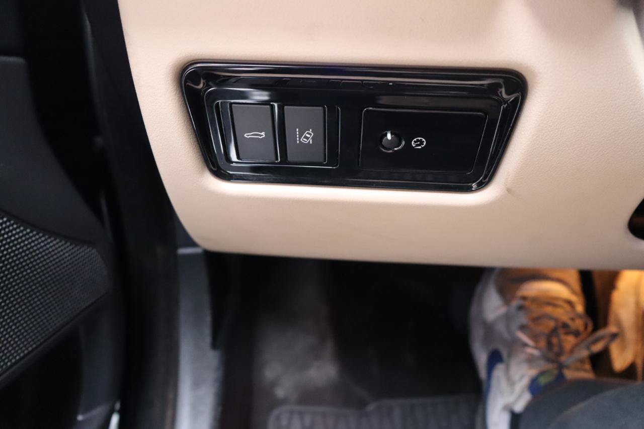 Used 2018 Jaguar XE Prestige RWD image 28