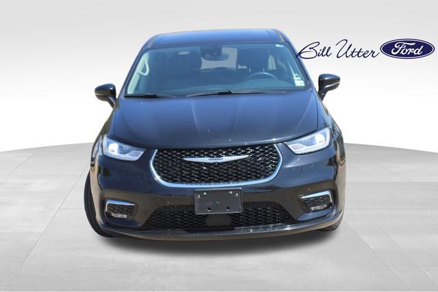 Used 2023 Chrysler Pacifica Touring-L FWD image 2