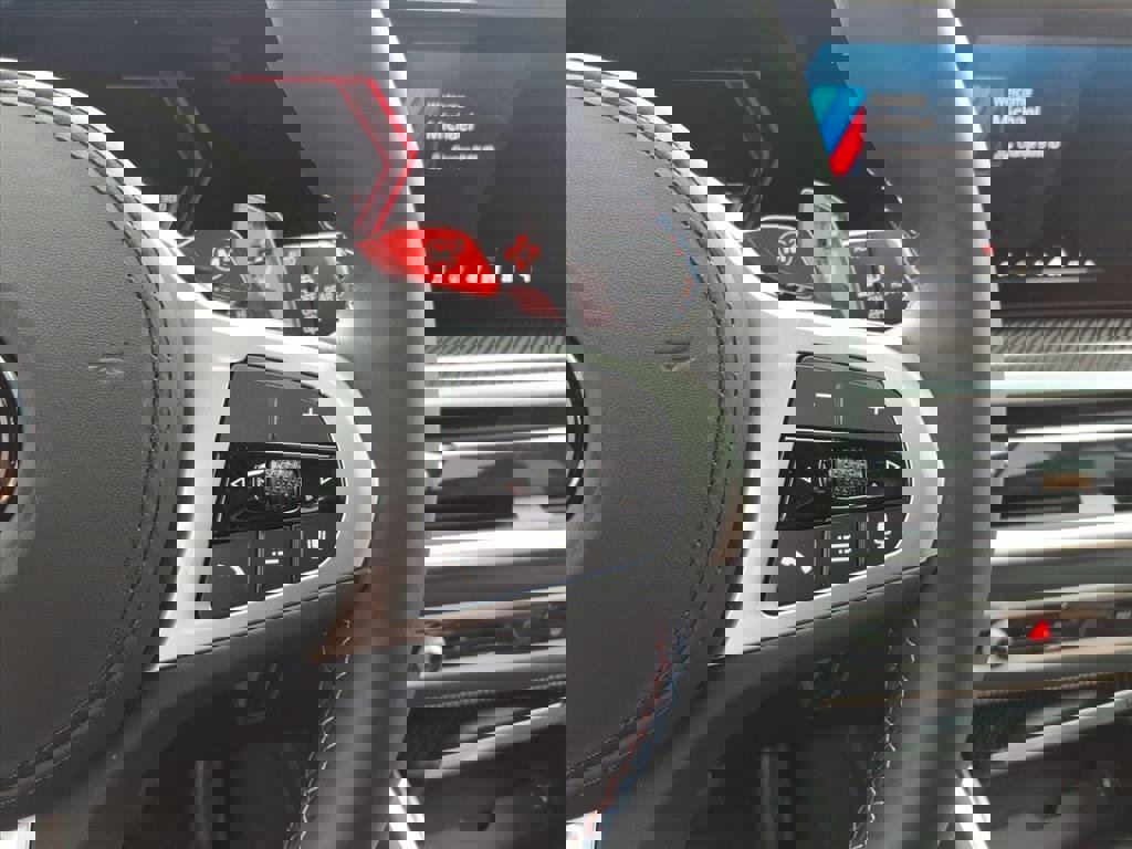 Used 2026 BMW X5 M Competition w/ Executive Package image 18