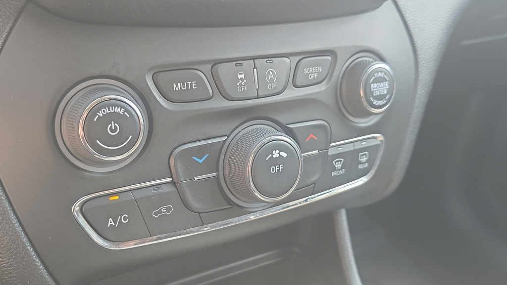 Used 2020 Jeep Cherokee Latitude FWD image 24