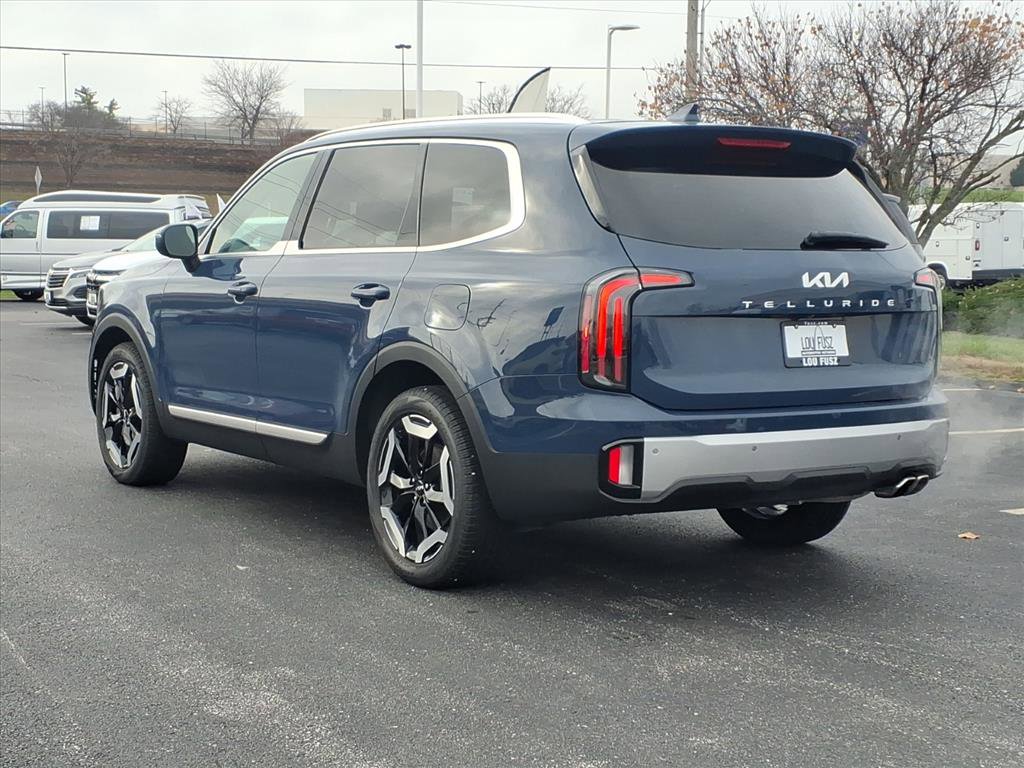 Used 2023 Kia Telluride EX w/ EX Captain's Chair Package image 5