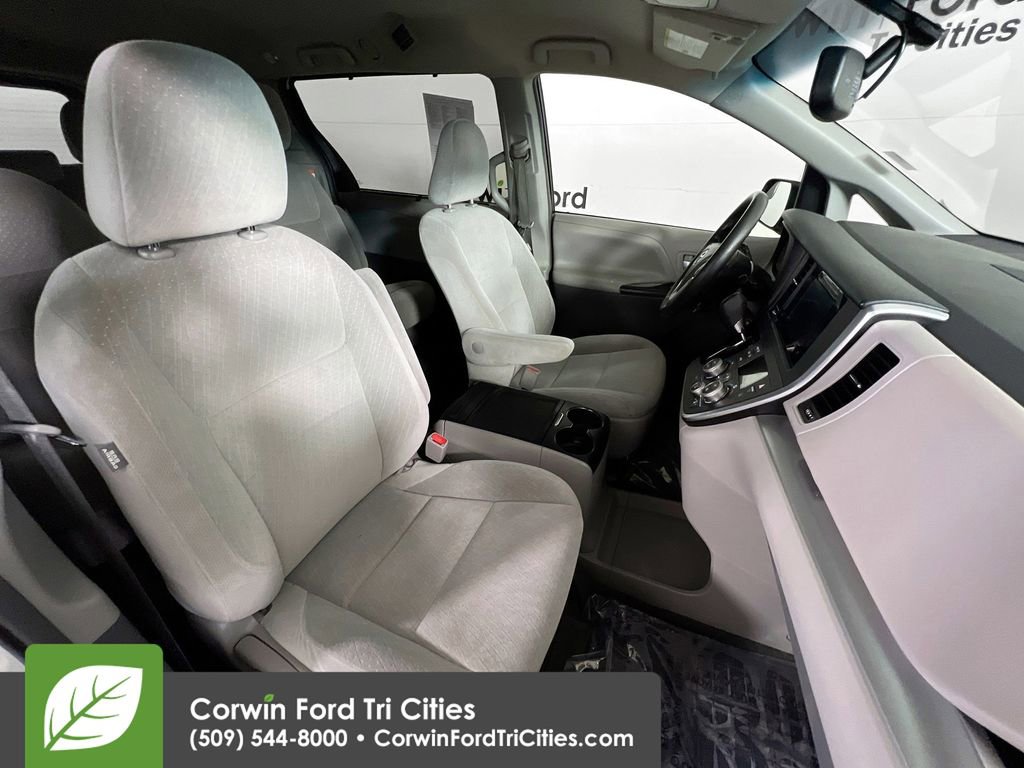 Used 2016 Toyota Sienna LE image 18