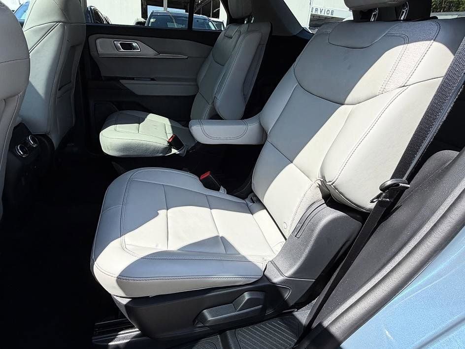 Used 2025 Ford Explorer Active w/ Active Comfort Package image 38