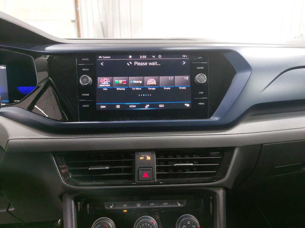 Used 2023 Volkswagen Taos SE w/ Panoramic Sunroof Package image 19