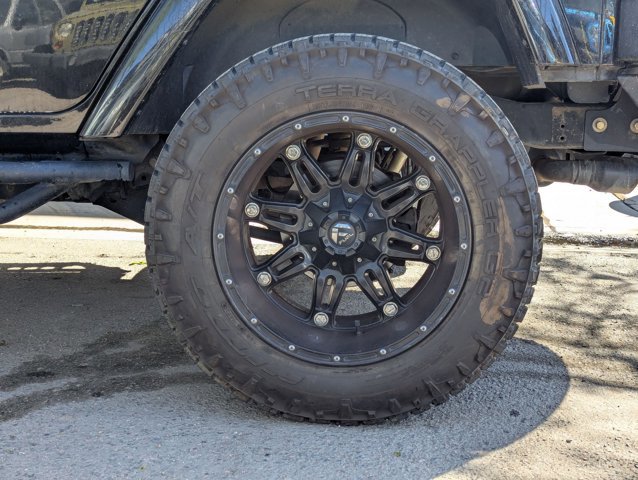 Used 2016 Jeep Wrangler Unlimited Sahara w/ Connectivity Group AWD/4WD image 9