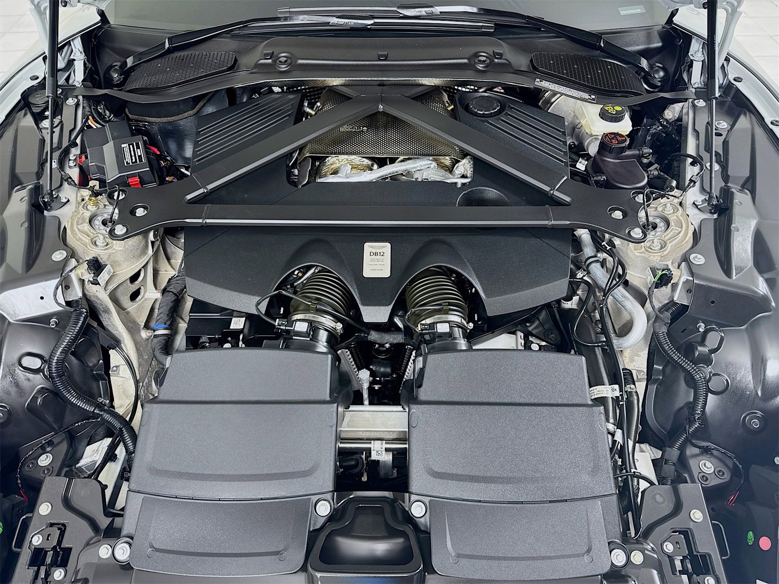 Used 2025 Aston Martin DB12 Convertible image 27