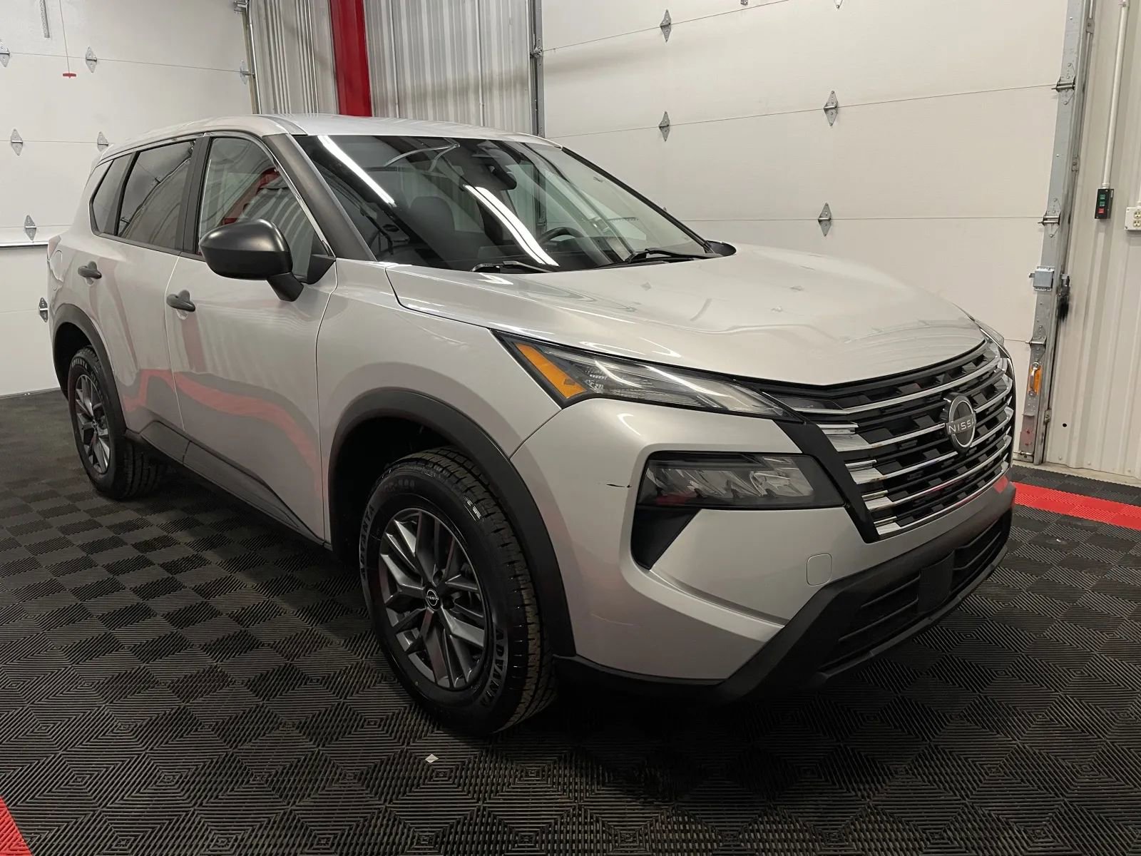 Used 2024 Nissan Rogue S FWD image 5