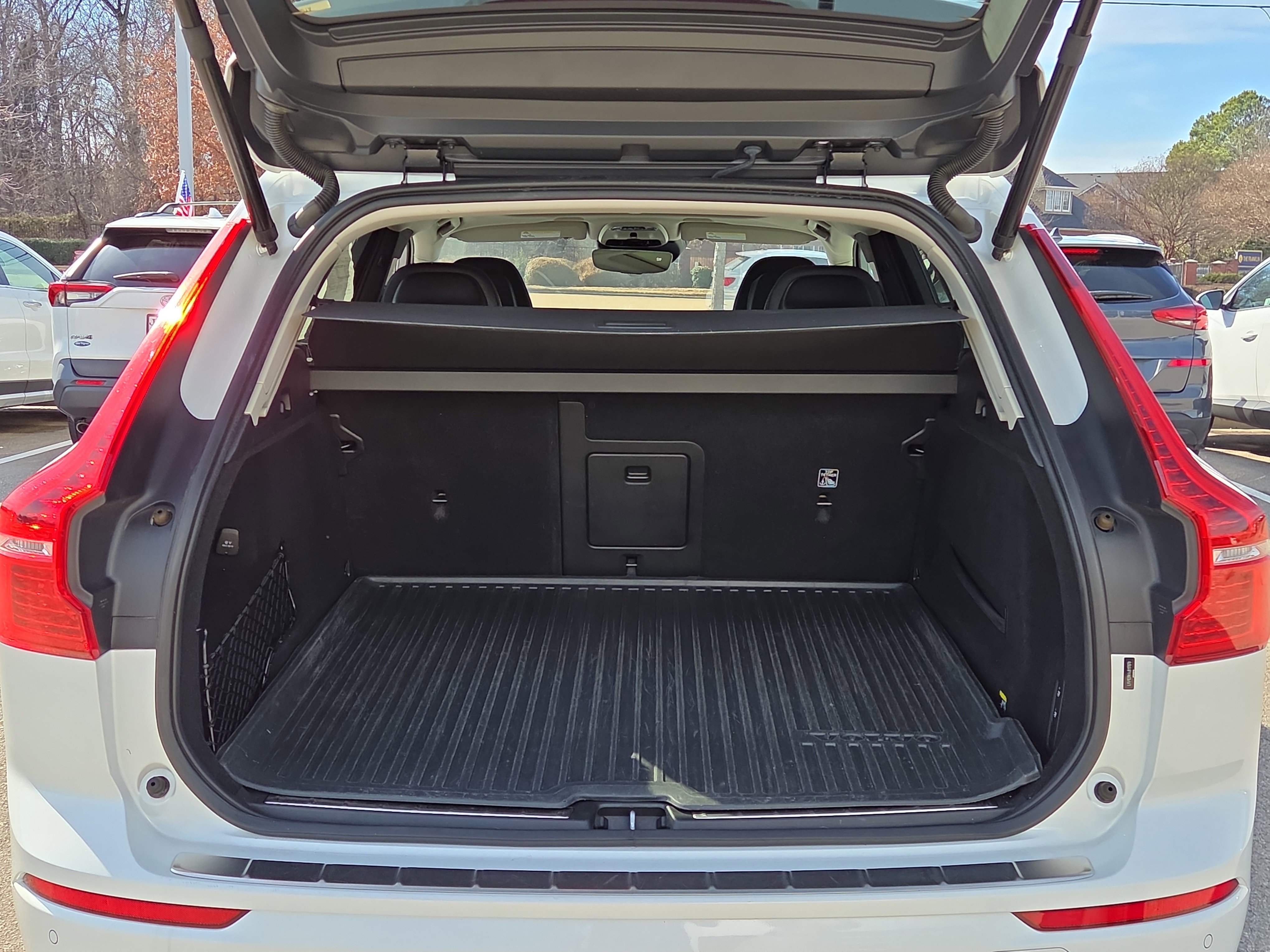 Used 2018 Volvo XC60 T5 Momentum w/ Convenience Package image 13