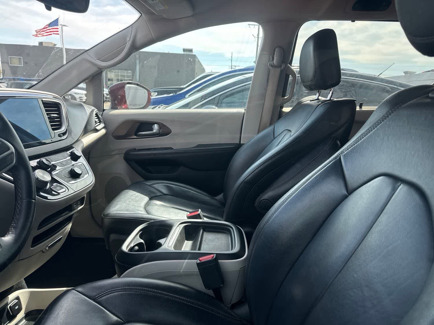 Used 2017 Chrysler Pacifica Touring-L FWD image 27