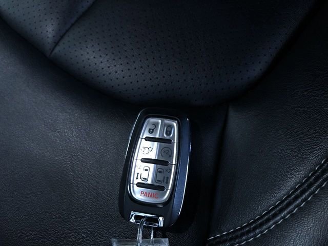 Used 2025 Chrysler Pacifica Select image 24