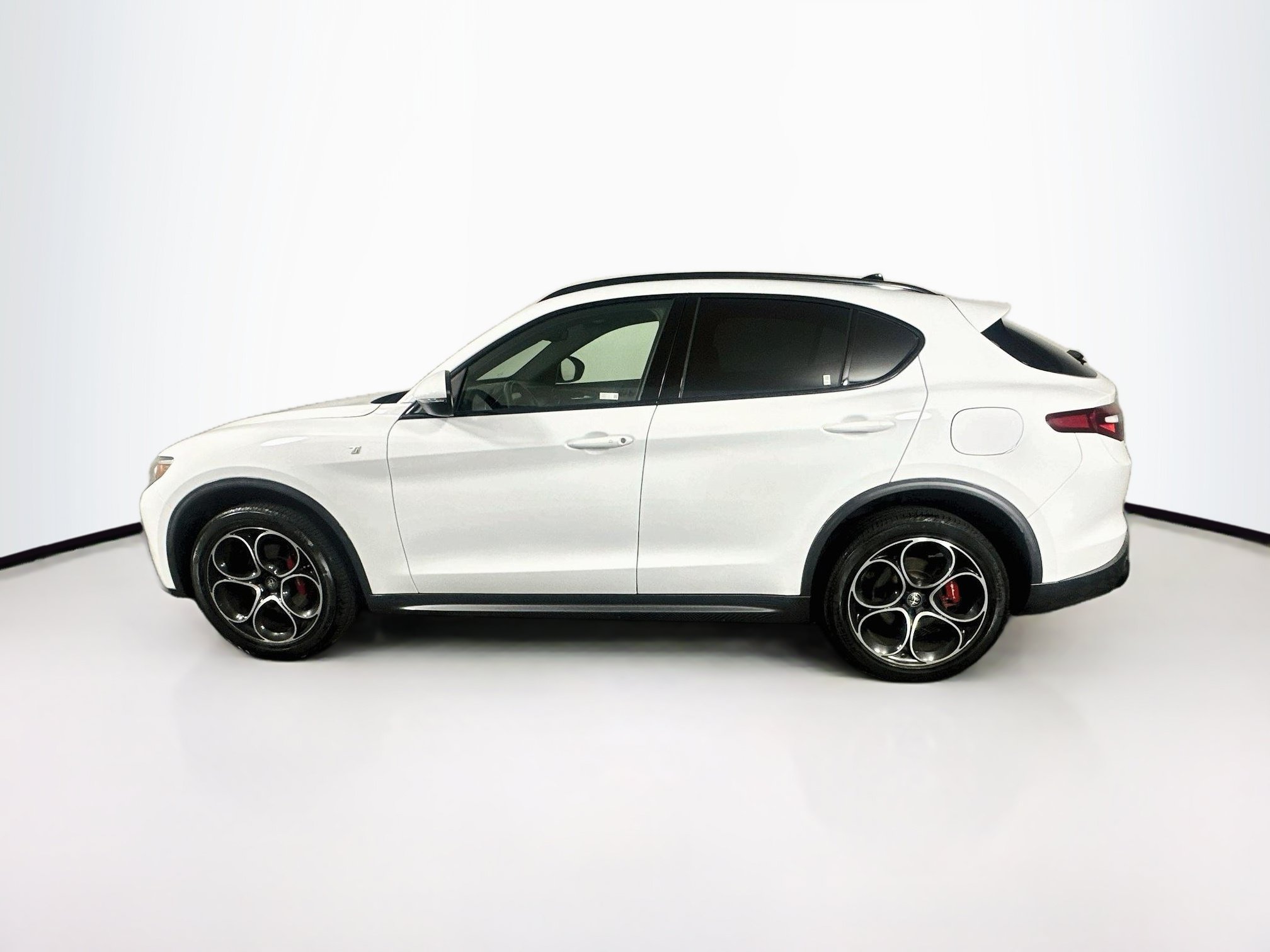 Used 2023 Alfa Romeo Stelvio Ti AWD/4WD image 4