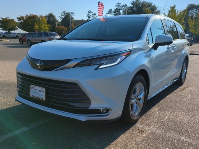 New 2026 Toyota Sienna Limited AWD/4WD image 8