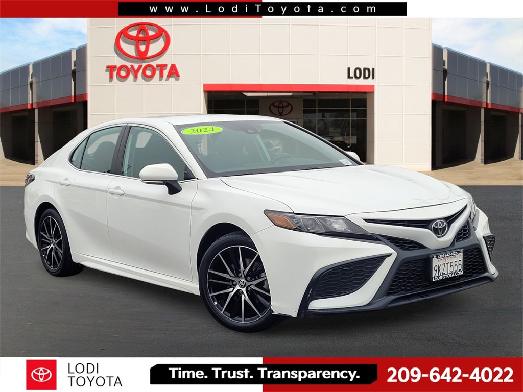 Used 2020 Toyota Camry SE image 1