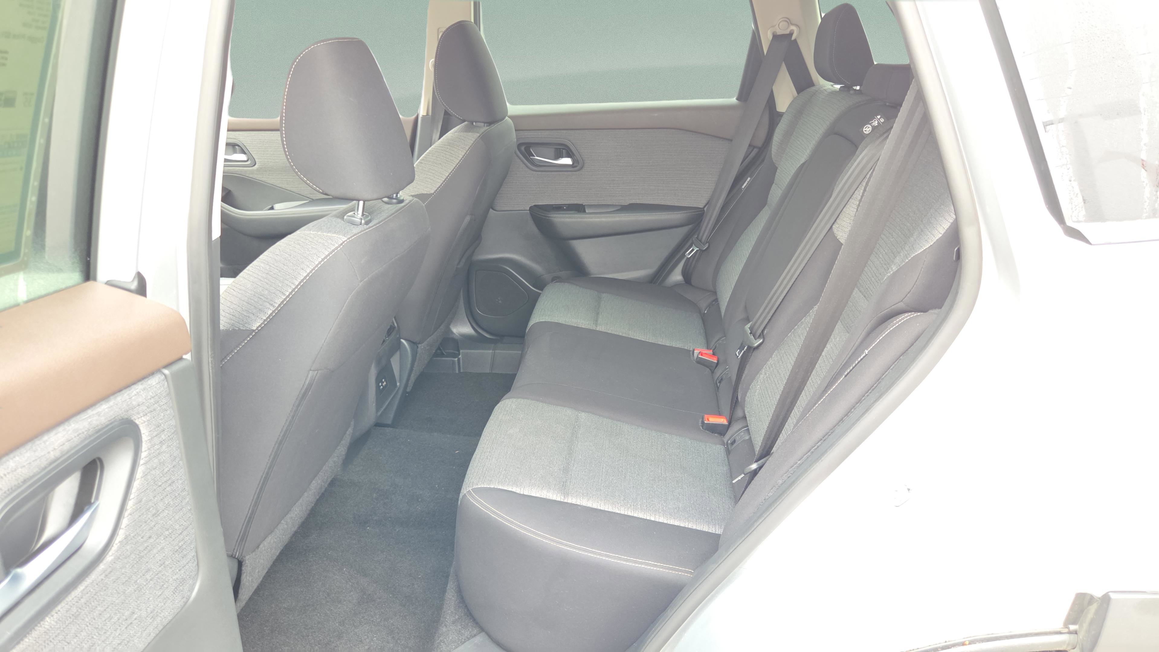 Used 2023 Nissan Rogue SV image 32