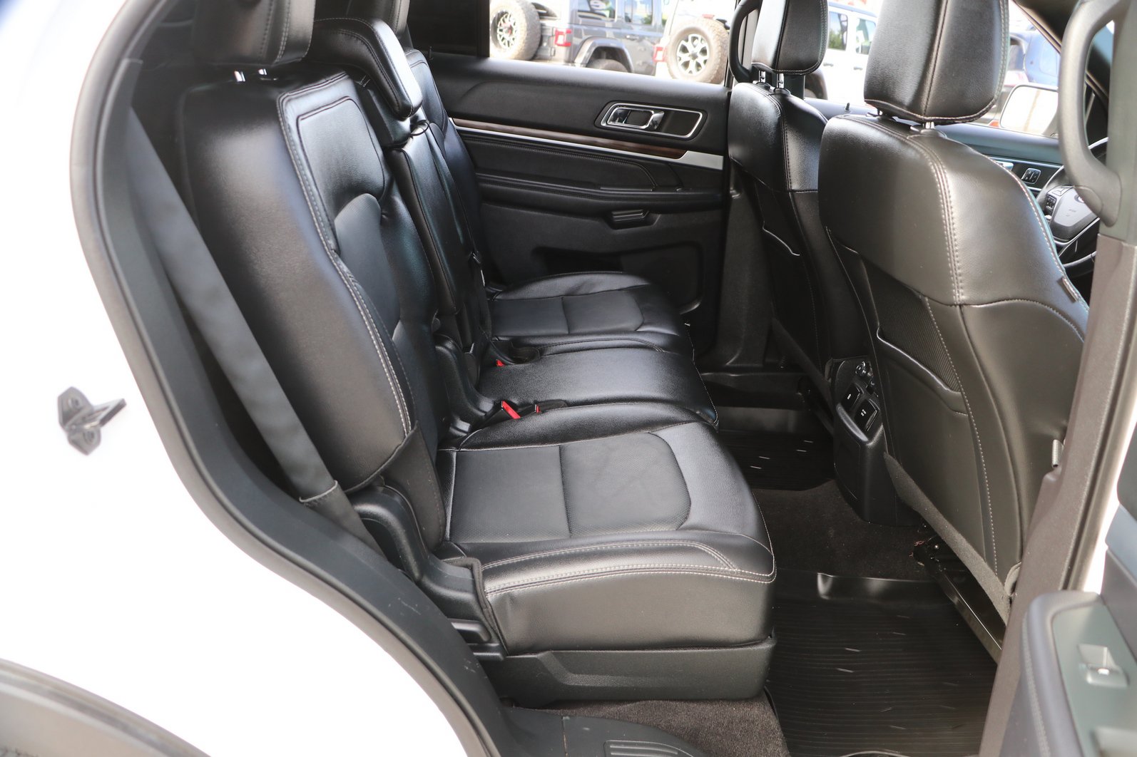 Used 2018 Ford Explorer Limited w/ Equipment Group 301A AWD/4WD image 32