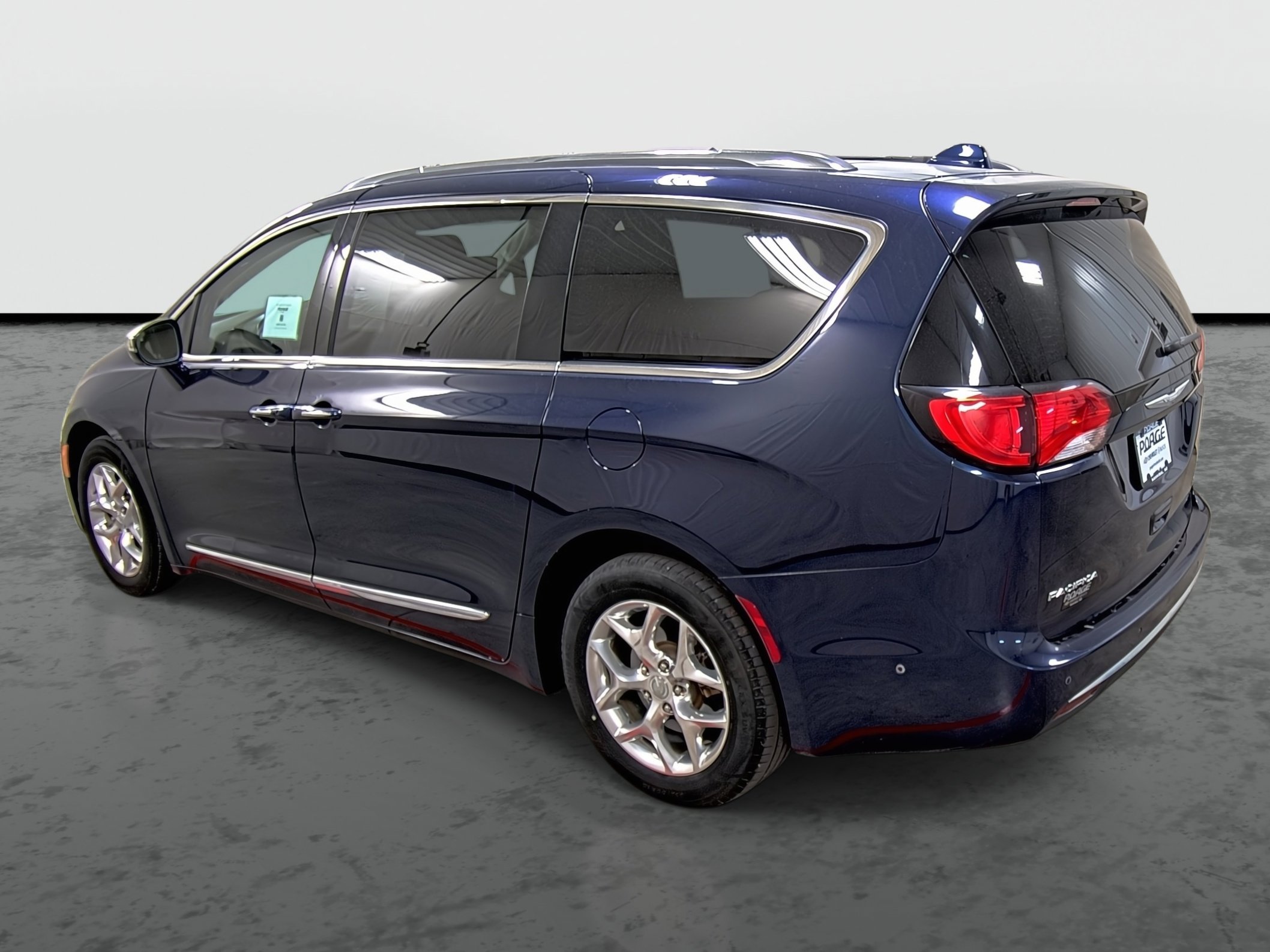 Used 2017 Chrysler Pacifica Limited w/ UConnect Theater Package image 2