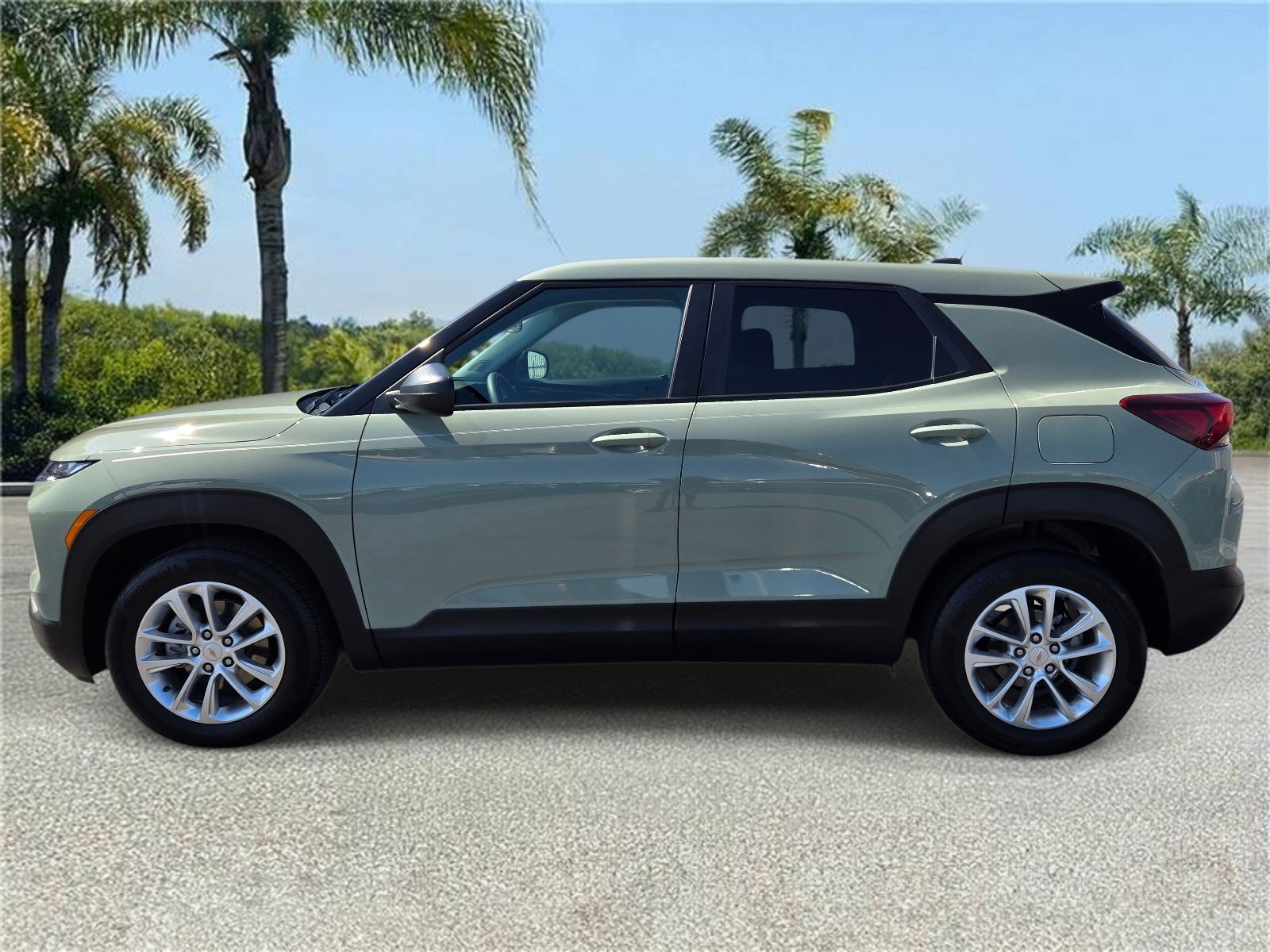 Used 2025 Chevrolet TrailBlazer LS w/ LS Convenience Package FWD image 2