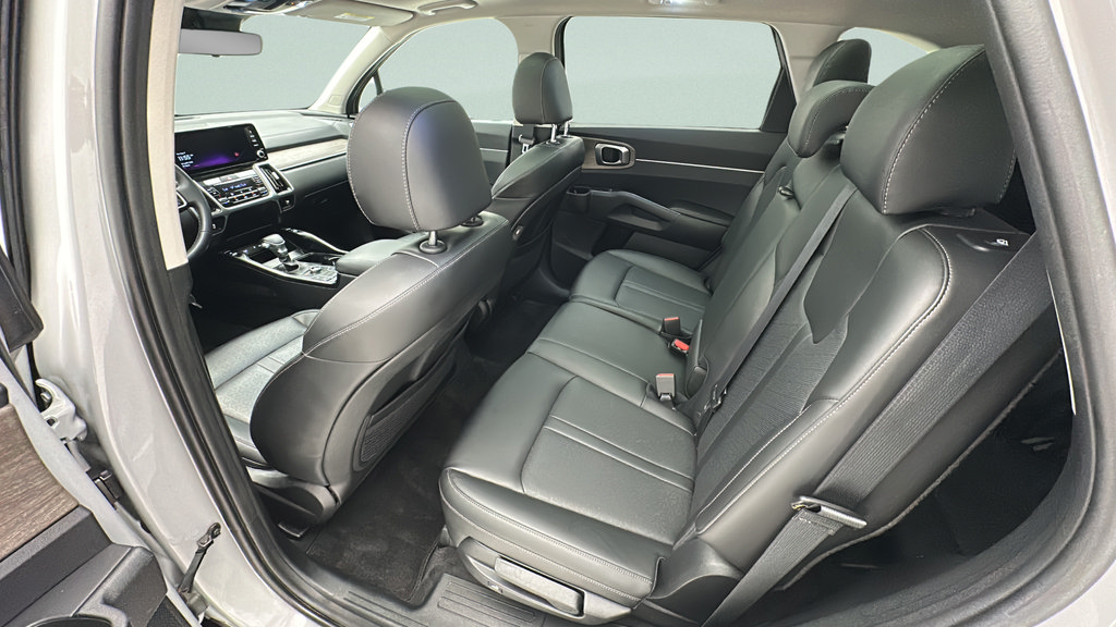 Used 2023 Kia Sorento S w/ Panoramic Sunroof Package AWD/4WD image 9
